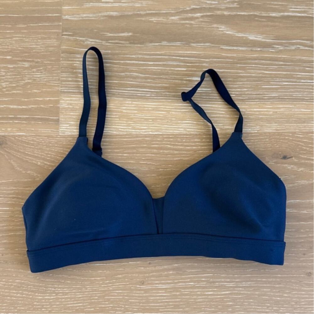 Alo Yoga Airlift Fine Line Sports Bra Size XS in Navy Blue